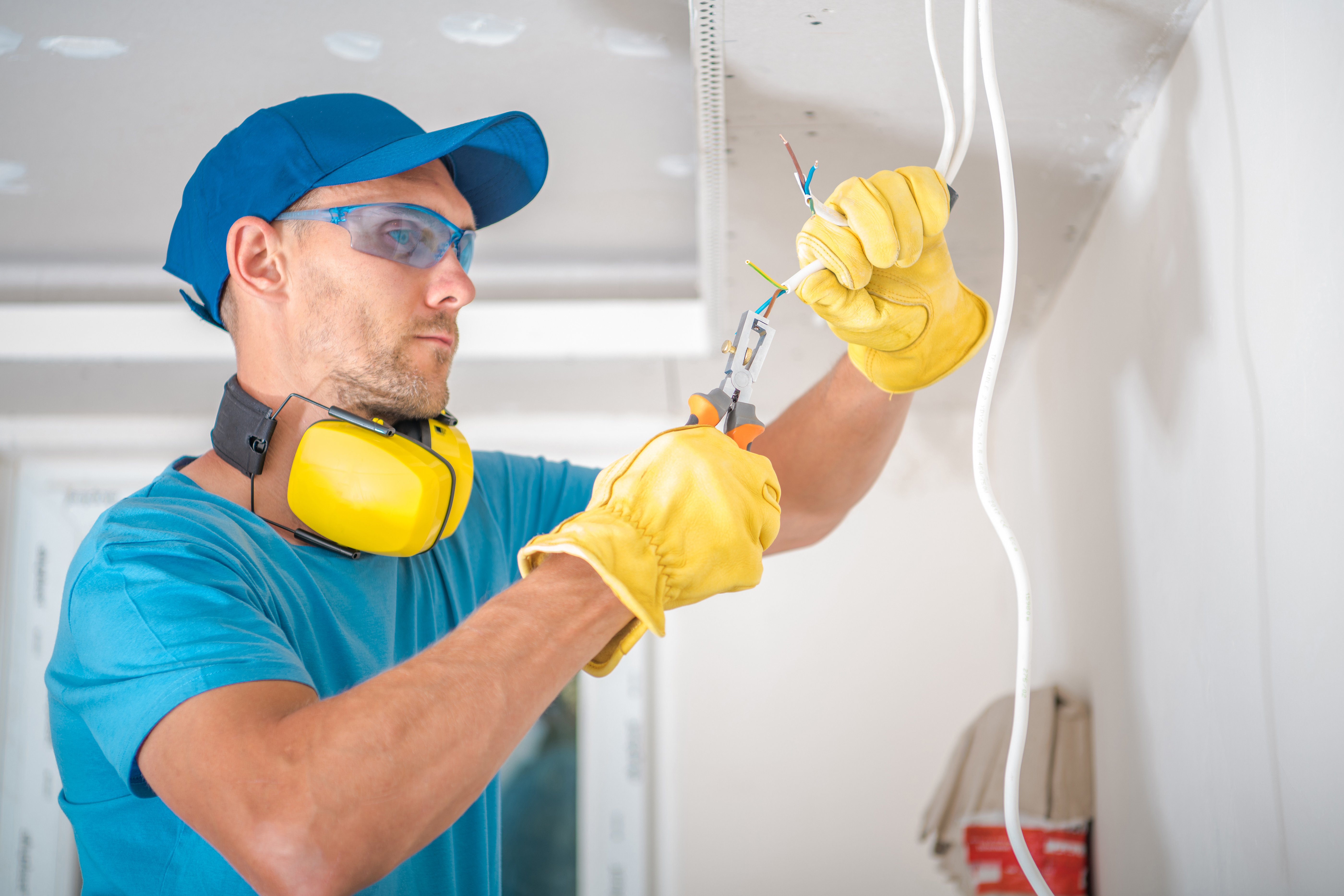 What Kind of Gloves Should an Electrician Wear?